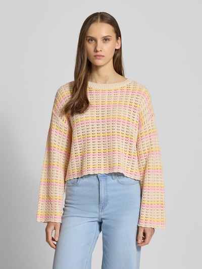 Frauenmodel trägt Regular Fit Strickpullover aus Baumwoll-Mix Modell 'ASA' von ONLY, mehrfarbig, gestreift, Lochstrickmuster, Cropped, Crew Neck, Langarm, Muschelsaum, überschnittene Schultern, Ganzkörperansicht von vorne.