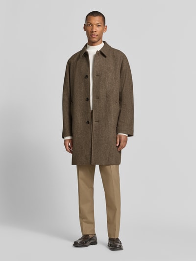 Männermodel trägt Regular Fit Mantel aus Woll-Mix Modell 'RONNIE' von Selected in Braun mit Knöpfen, Ganzkörperansicht von vorne, Herren Trenchcoat.