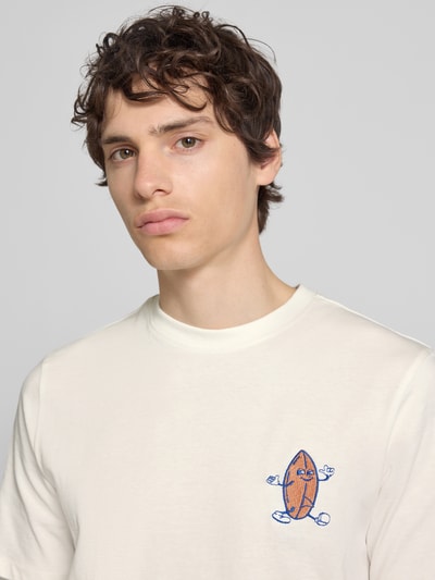 Męski t-shirt z bawełny, krój regular fit, model 'SUN ISLAND', haft, okrągły dekolt od Blend, kremowa kolorystyka, detal haftowany, Nahaufnahme Oberkörper.