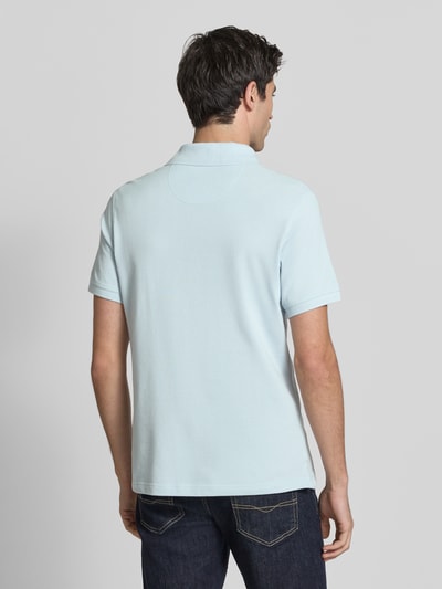 Männermodel trägt Regular Fit Poloshirt aus pure katoen van Barbour, look: effen, met split, korte mouw, piqué, Ganzkörperansicht Rückansicht.