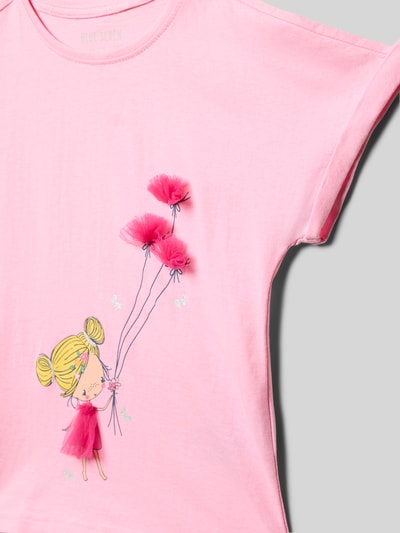 Produktfoto, Regular Fit T-Shirt mit Motiv-Print von Blue Seven, Kinder T-Shirt aus Reine Baumwolle, Zierbesatz, Rundhalsausschnitt, Rückenlänge 43 cm bei Größe 116, rosa mit floralen Details und kindlichem Motiv.