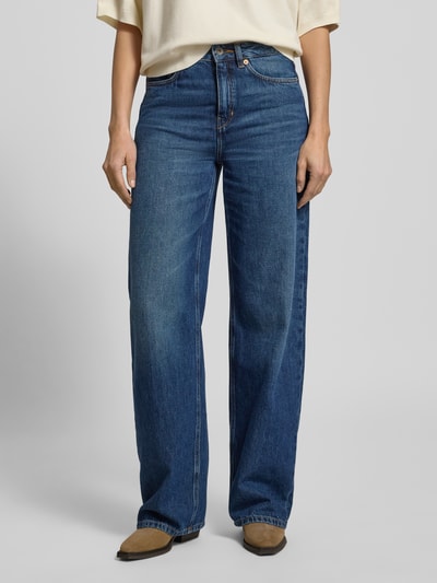 Frauenmodel trägt Jeans mit Eingrifftaschen Modell 'MEDLEY' von Drykorn, weites Bein, reine Baumwolle, Nahaufnahme Oberkörper, Vorderansicht.