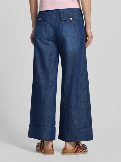 Vrouwenmodel draagt Wide Leg Jeans in verkorte pasvorm model 'VELINA' van SEDUCTIVE, blauwe denim, used-look, geheel van achteren.