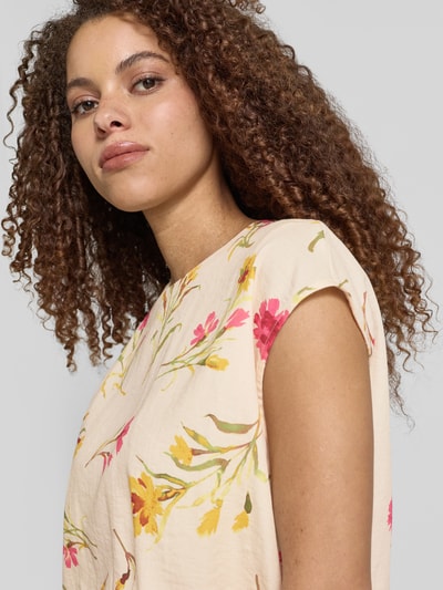Frauenmodel trägt Blusenshirt mit Kappärmeln und Rundhalsausschnitt von Jake*s Collection im Baumwoll-Viskose-Mix mit floralen Farben, Nahaufnahme Oberkörper.