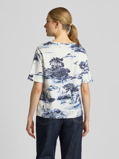 Frauenmodel trägt T-Shirt im Allover-Look Modell 'Hamptons Landschaft' von monari, weiß-blau, Baumwolle, Regular Fit, Ganzkörperansicht Rückansicht.