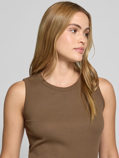 Frauenmodel trägt Tanktop in Ripp-Optik Modell 'Kleanne' von Someday aus Baumwoll-Elasthan-Mix, Slim-Fit, Rundhalsausschnitt, Nahaufnahme Oberkörper.
