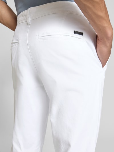 Männermodel trägt Slim Fit Stoffhose mit Gesäßtaschen Modell 'Marco' von Jack & Jones, weiß, Baumwoll-Mix, Detailaufnahme Rückansicht.