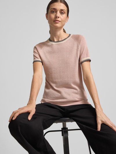 Frauenmodel trägt Regular Fit T-Shirt aus Viskose-Mix in Strick-Optik von Jake*s Collection, rosa, Rundhalsausschnitt, Nahaufnahme Oberkörper.