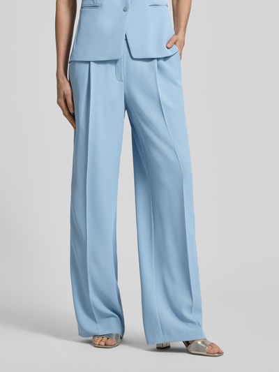 Kobiece modelka nosi Stoffhose mit Bügelfalte von V by Vera Mont, materiał z domieszką stretchu, krój straight fit, zapięcie na haftkę i suwak, plisowany przód, tylne kieszenie z lamówką, błękitny kolor, tekstura gładka, szerokość w rozmiarze 36: 40 cm, długość nogawki wewnętrznej: 83 cm, zbliżenie na dolną część ciała, przód