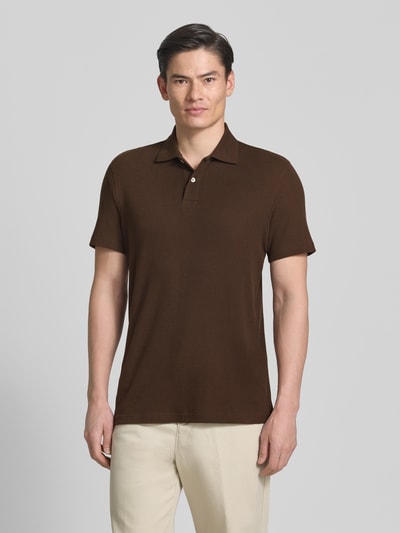 Männermodel trägt Regular Fit Poloshirt aus Baumwoll-Mix Modell 'BLAZE' von SELECTED HOMME, Optik: Unifarben, Piqué, Ganzkörperansicht von vorne.