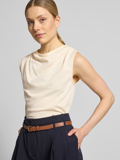Frauenmodel trägt Top mit Wasserfall-Ausschnitt von Jake*s Collection in Creme, fein strukturiertem Baumwoll-Modal-Mix, Regular Fit, Nahaufnahme Oberkörper.