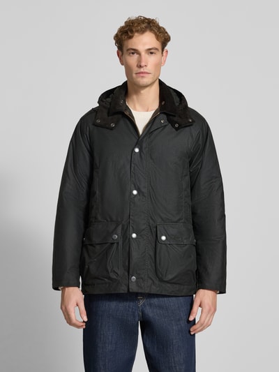 Mannelijk model draagt Regular Fit Parka uit puur katoen van Barbour, donkergroen met zilverkleurige knopen, Heren parka, Ganzlichaamsvoorzijde.