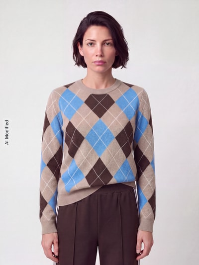 Frauenmodel trägt Regular Fit Pullover aus reinem Kaschmir von Jake*s Casual mit Rauten in Beige, Braun und Blau, Nahaufnahme Oberkörper, KI-modifiziertes Bild.