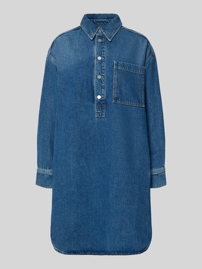 Produktfoto, Oversized Jeanskleid aus Lyocell-Mix van Armedangels in denim-look, oversized fit, midi-lengte, ronde hals, labelpatch, bindriem, korte knopenlijst, lange mouw met manchetten, rechte zoom, borstzak, zachte textuur, context dameskleding