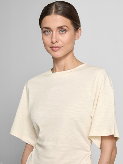 Frauenmodel trägt T-Shirt mit 1/2-Arm und Raffungen von Jake*s Casual aus reiner Baumwolle in Creme, körpernahe Passform, Nahaufnahme Oberkörper.