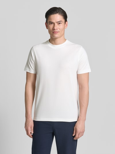 Männermodel trägt weißes T-Shirt mit Rundhalsausschnitt und Logo-Print von Lerros, Baumwoll-Mix, Regular Fit, Ganzkörperansicht von vorne.
