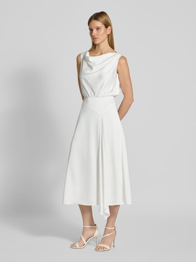 Vrouwenmodel draagt Brautkleid mit Wasserfall-Ausschnitt van SWING, getailleerd model, midi-jurk, vloeiende stof, wit, volledige vooraanzicht