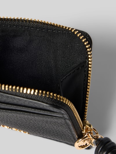Produktfoto, Portemonnaie mit Logo-Applikation Modell 'Jet Set' von MICHAEL Michael Kors in Schwarz mit goldfarbenem Reißverschluss und Steckfächern, Nahaufnahme Innenfach.
