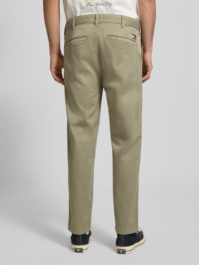 Männermodel trägt Tapered Chino aus katoenmix Model 'SONNY' van Tommy Jeans in effen kleuren, regular fit, twill, ganzkörperansicht rückansicht.