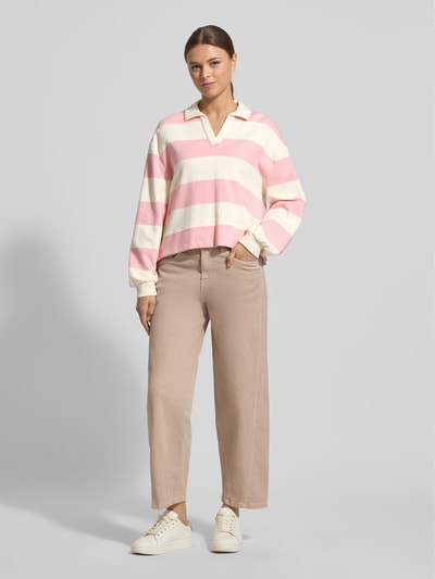 Frauenmodel trägt Sweatshirt mit Umlegekragen Modell 'Glocki' von OPUS im Streifenmuster, Baumwoll-Elasthan-Mix, Ganzkörperansicht von vorne