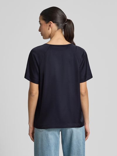 Frauenmodel trägt Blusenshirt mit Schlüsselloch-Ausschnitt von Comma, dunkelblau, Material-Mix mit Stretch-Anteil, Regular Fit, 1/2-Arm, Rückenlänge 60 cm bei Größe 36, Ärmellänge 19 cm, glatte Oberfläche, Ganzkörperansicht Rückansicht.