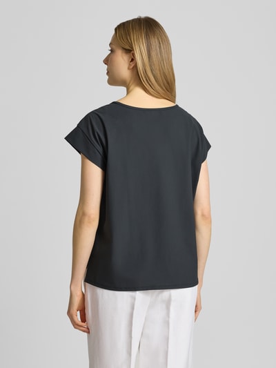 Frauenmodel trägt Damen T-Shirt mit Rundhalsausschnitt von Raffaello Rossi, Relaxed-Fit, Material-Mix mit Stretch-Anteil, Modell 'GRIT', dunkle Farbe, glatte Struktur, Rückenlänge bei Größe 36: 59 cm, Ganzkörperansicht Rückansicht.
