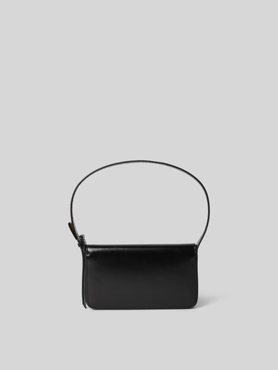 Produktfoto, Pocket Bag mit Überschlag von Victoria Beckham, schwarzes Glattleder, Label-Print in metallic, Ziernähte, verstellbarer Schulterriemen, Hauptfach mit Magnetverschluss, Maße ca. 20 x 12 x 2 cm, schlichte rechteckige Form auf hellem Hintergrund.