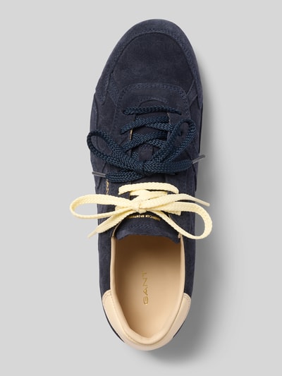 Produktfoto, Sneaker aus Leder mit Label-Detail Modell 'Sperly' von Gant, dunkelblau, strukturierte Sohle, abgerundete Form, Kontrast-Schnürsenkel