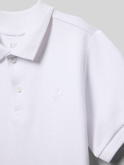 Produktfoto, Regular Fit Poloshirt mit Logo-Stitching von Blue Seven in Weiß aus Reine Baumwolle, Polokragen, Kurzärmelig, Rückenlänge 46 cm bei Größe 116.