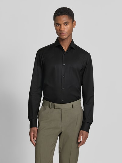 Männermodel draagt Regular Fit Businesshemd aus katoen van BOSS met effen kleuren look en enkele knopenrij, overhemdkraag, omslagmanchet, puur katoen, ganzlichaamsaanzicht van voren.