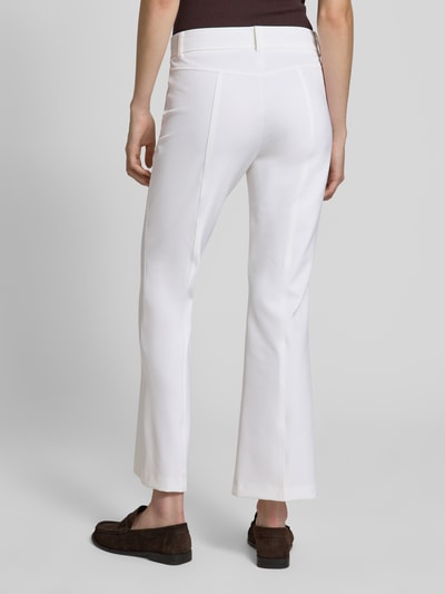 Frauenmodel trägt Flared Fit Hose mit Viskose-Anteil Modell 'FARAH' von Cambio, Optik: Unifarben, Länge: Cropped, Ganzkörperansicht Rückansicht.