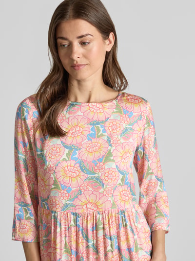 Vrouwenmodel draagt midi-jurk uit zuiver viscose met ronde hals, straight fit, 3/4-mouwen, druppelvormige hals achter, Rich & Royal, borstwijdte maat 36 is 49 cm, 3/4-mouwlengte 45 cm, ruglengte 125 cm, detailopname bovenlichaam