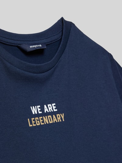 Produktfoto, Regular Fit T-Shirt mit Statement-Print von Mayoral aus reiner Baumwolle in Dunkelblau mit gelb-weißem Motiv-Print und Rundhalsausschnitt.