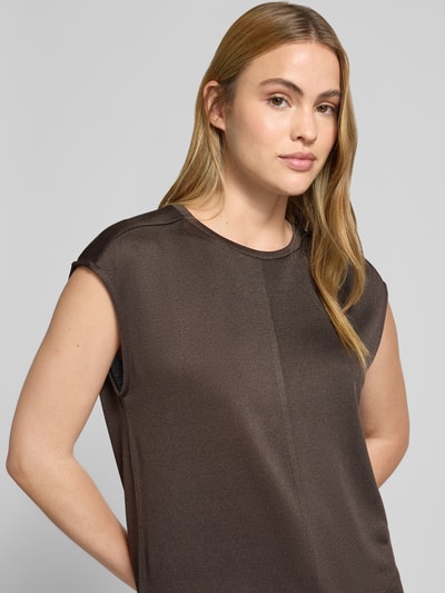Frauenmodel trägt T-Shirt mit Rundhalsausschnitt Modell 'Slummi' von OPUS, braun, glatte Textur, Material-Mix mit Stretch, Nahaufnahme Oberkörper.