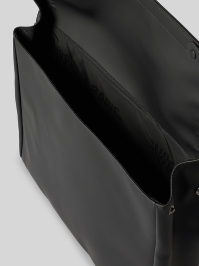 Produktfoto, Messenger Bag mit Logo-Detail von Rains in mattem Schwarz, Hauptfach mit Überschlag, Druckknöpfe, verstellbarer Schulterriemen, Breite 48 cm, Länge 33 cm, Tiefe 9 cm, Länge Schulterriemen 82 cm, glatte Textur