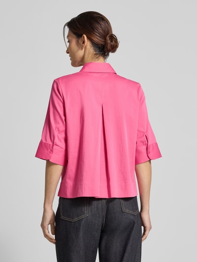 Männermodel trägt Boxy Fit Bluse mit verdeckter Knopfleiste von Milano Italy, różowy, bawełniany miks ze streczem, krój boxy fit, kołnierz koszulowy, długość tyłu w rozmiarze 36: 54 cm, długość rękawa w rozmiarze 36: 34 cm, widok całej sylwetki z tyłu.