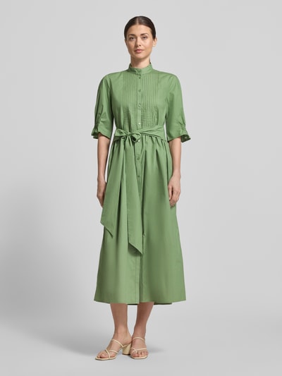 Frauenmodel trägt Midikleid mit Stehkragen und Bindegürtel von Luisa Cerano, Reine Baumwolle, A-Linie, Ganzkörperansicht von vorne.
