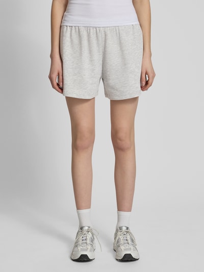 Frauenmodel trägt Kurze Sweatshort mit Stickerei von REVIEW, helle Farbe, Baumwoll-Mix mit Viskose-Anteil, Regular-Fit, elastischer Bund, Ganzkörperansicht von vorne.