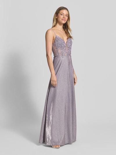 Modelka nosi Schimmerndes Midikleid mit Stitchings und Pailletten od Laona, liliowy połysk, A-linia, głęboki dekolt V, cekiny, cienkie ramiączka, długość pleców w rozmiarze 36: 123 cm, szerokość w rozmiarze 36: 31 cm, widok całej sylwetki z przodu.