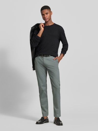 Männermodel trägt fein strukturierte Chino mit Gesäßtaschen von bugatti in Grau, Baumwoll-Mix, Regular Fit, Ganzkörperansicht von vorne