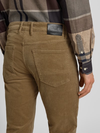 Männermodel trägt Modern Fit Stoffhose mit 5-Pocket-Design von bugatti, Baumwoll-Elasthan-Mix, Detailaufnahme Rückansicht.