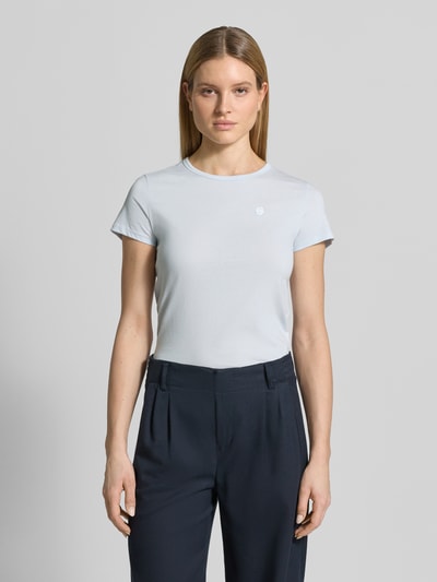 Frauenmodel trägt Regular Fit T-Shirt aus reiner Baumwolle Modell 'Eventsa11' von BOSS in Unifarbe mit Label Stitching, Rundhals, Kurzarm, Jersey-Material, Ganzkörperansicht von vorne.