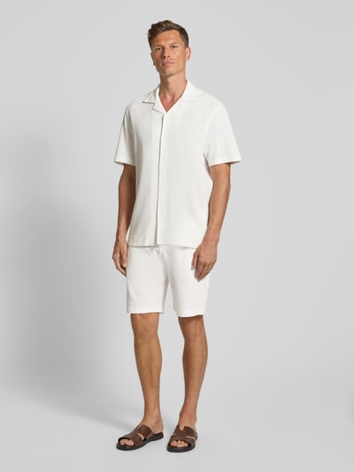 Christian Berg Men Shorts mit Strukturmuster und elastischem Bund Offwhite 1
