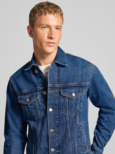 Männermodel draagt Regular Fit Jeansjacke aus reiner Baumwolle van Pepe Jeans met melangelook, contrastnaden, labelpatch, denim, Nahaufnahme Oberkörper.