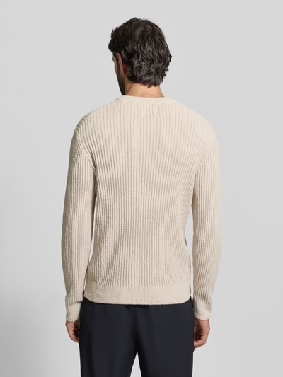 Männermodel trägt Slim Fit Pullover in Strick-Optik von JAKE*S STUDIO MEN aus Baumwoll-Mix, beige, Rundhalsausschnitt, Ganzkörperansicht Rückansicht.