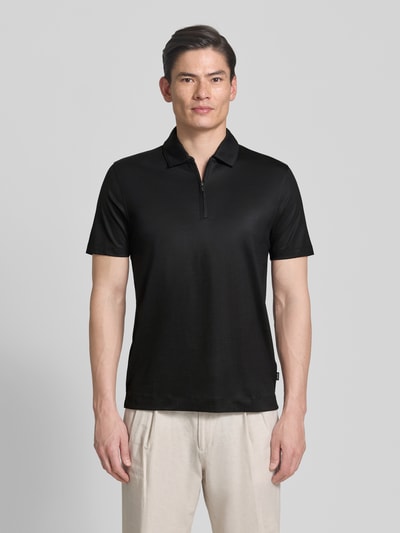 Männermodel trägt Regular Fit Poloshirt aus Lyocell-Baumwoll-Mix Modell 'H-PARAS 50' von BOSS, Optik: Unifarben, Polokragen, kurzer Reißverschluss, Kurzarm, Ganzkörperansicht von vorne.