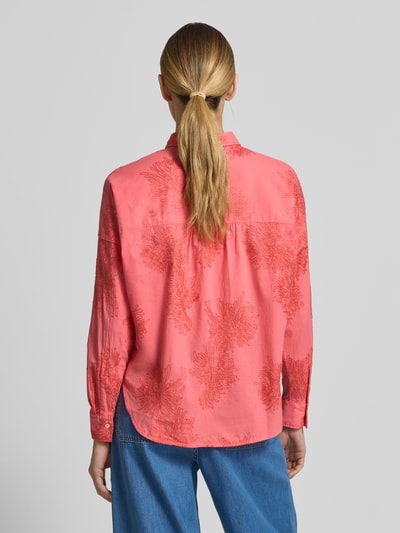 Frauenmodel trägt Regular Fit Bluse mit Stitchings Modell 'LUCY' von 0039 Italy in Koralle mit floralem Muster, Reine Baumwolle, Rückenlänge 67 cm, Ärmellänge 47 cm, Hemdblusenkragen, Ganzkörperansicht Rückansicht.