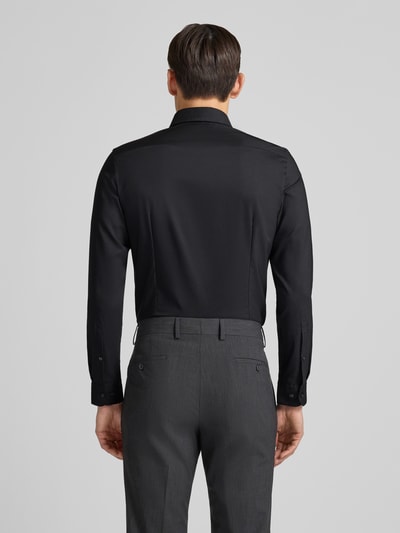 Männermodel trägt Super Slim Fit Business-Hemd mit Kentkragen von Jake*s in Schwarz, Material-Mix mit Stretch-Anteil, Rückenansicht.