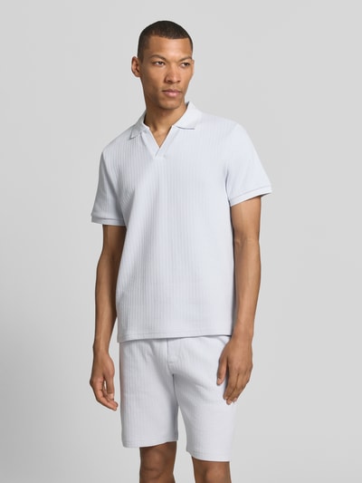 Männermodel trägt Regular Fit Strick-Poloshirt mit V-Ausschnitt von MCNEAL, Baumwoll-Mix mit Stretch-Anteil, hell, feine Struktur, Ganzkörperansicht von vorne.