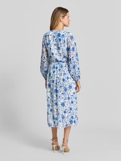 Frauenmodel trägt Midikleid aus reiner Viskose mit floralem Allover-Print von ROBE LÉGÈRE, Blau-Weiß, tailliert, Tunika-Ausschnitt, Langärmelig, Knopfleiste, Rückenlänge 123 cm, Brustweite 49 cm, Ärmellänge 60 cm, Ganzkörperansicht Rückansicht.